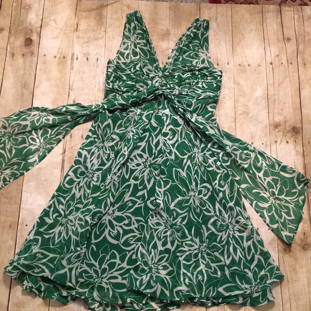 Donna Rocio 100% Silk Lining Floral wrap sachet tie sleeveless v neck  pretty